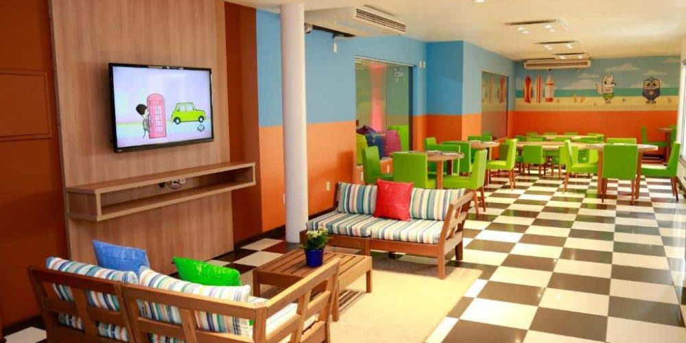 Costao do Santinho Resort All Inclusive espaço kids com monitor