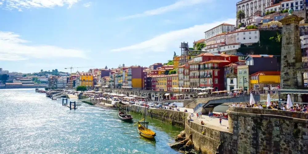 pacote de viagem Aterro_do_Rio_Douro_na_cidade_velha_de_Porto